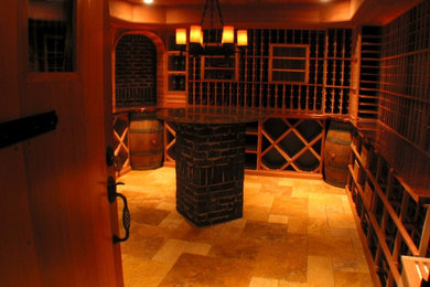 Cette photo montre une grande cave à vin chic.
