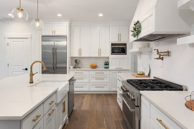 Kitchen - transitional kitchen idea in New York