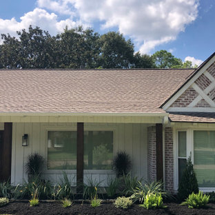 Großer Eklektischer Vorgarten mit Blumenbeet, direkter Sonneneinstrahlung und Mulch in Houston