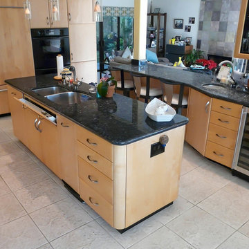 Timeless Maple & Black Hub Kitchen
