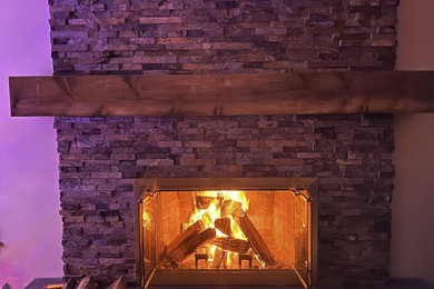ニューヨークにあるお手頃価格のおしゃれなリビング (標準型暖炉、積石の暖炉まわり) の写真