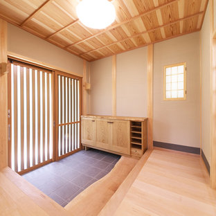 大阪の両開きドア和風のおしゃれな玄関 (無垢フローリング、木目調のドア) の写真