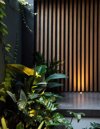 Contemporary  by GOODMANORS Pool + Garden