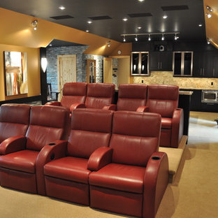 Cette photo montre une salle de cinéma tendance avec un sol jaune.