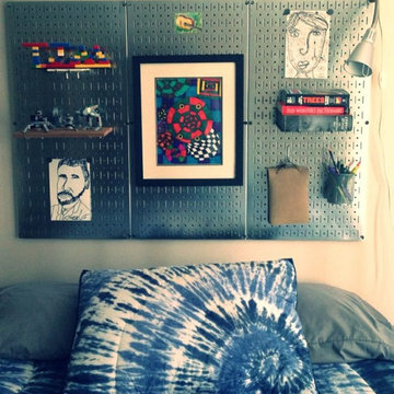 Pinned from Pin It for iPhone DIY Metal magnetic pegboard headboard alternative.