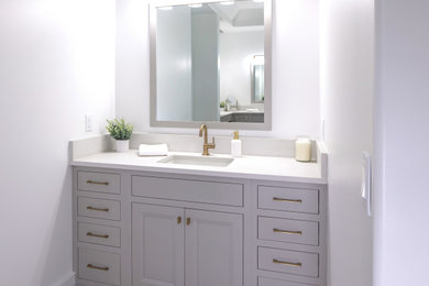 Diseño de cuarto de baño único, a medida, gris y blanco y principal clásico renovado con armarios con paneles lisos, puertas de armario grises, paredes blancas, lavabo bajoencimera, encimera de cuarzo compacto y encimeras blancas