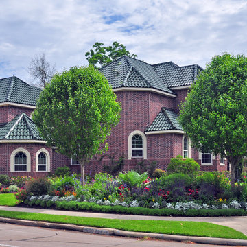 Cottage-style front yard in Braeswood Place