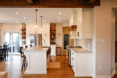 Kitchen - transitional kitchen idea in Toronto