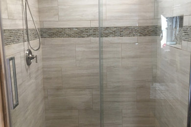 Immagine di una stanza da bagno padronale minimalista di medie dimensioni con doccia alcova, piastrelle in gres porcellanato e porta doccia scorrevole