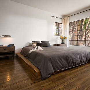 ロサンゼルスの中サイズのコンテンポラリースタイルのおしゃれな主寝室 (白い壁、茶色い床、暖炉なし、無垢フローリング) のレイアウト