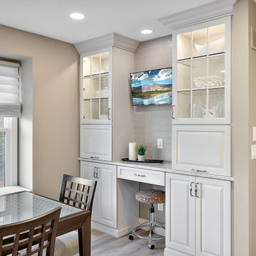 Starmark Maple Ridgeville Kitchen & Banquette/Desk in Macadamia