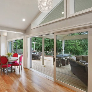 アトランタの巨大なトランジショナルスタイルのおしゃれな裏庭のデッキ (日よけなし) の写真