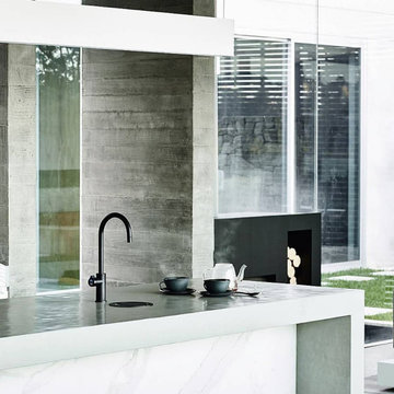 Contemporary Kitchen with the HydroTap Arc in Matte Black