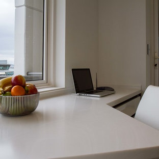 This is an example of a modern home office and library in Melbourne.