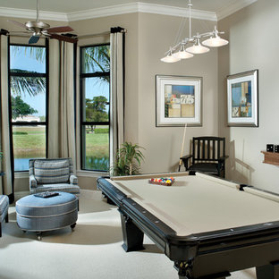 Esempio di un soggiorno mediterraneo chiuso con sala giochi, pareti beige e moquette