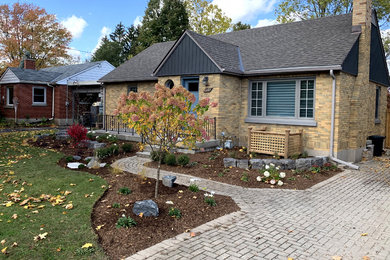Inspiration for a traditional landscaping in Toronto.