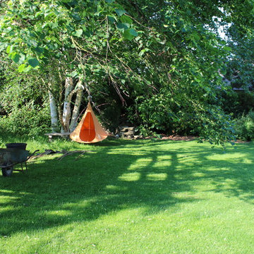 Garten A - Überdachter Grillplatz, neubepflanzte Beete und ein Baumhaus