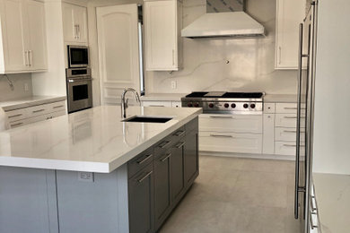 Inspiration for a contemporary u-shaped porcelain tile, white floor and tray ceiling eat-in kitchen remodel in Los Angeles with an undermount sink, shaker cabinets, white cabinets, quartz countertops, multicolored backsplash, quartz backsplash, stainless steel appliances, an island and multicolored countertops