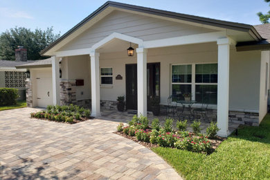 Inspiration for a mid-sized traditional exterior in Orlando.