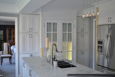 Kitchen - traditional kitchen idea in Toronto
