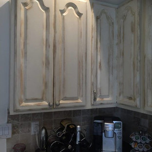 Idées déco pour une arrière-cuisine romantique en U de taille moyenne avec un placard avec porte à panneau encastré, des portes de placard en bois clair, un plan de travail en bois, une crédence marron, une crédence en carreau de céramique et un îlot central.