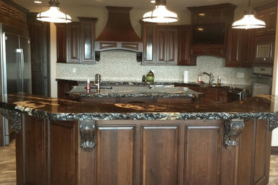 ソルトレイクシティにあるトラディショナルスタイルのおしゃれなキッチン (モザイクタイルのキッチンパネル、シルバーの調理設備) の写真