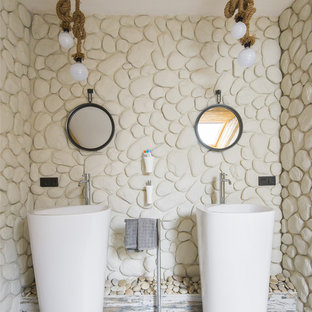 На фото: ванная комната в морском стиле с бежевыми стенами, деревянным полом и раковиной с пьедесталом с