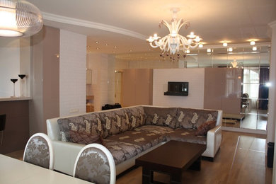 Пример оригинального дизайна: большая парадная, открытая гостиная комната в современном стиле с белыми стенами, светлым паркетным полом, подвесным камином, фасадом камина из металла и телевизором на стене
