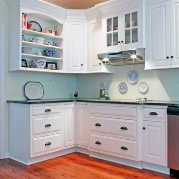 Classic White Transitional Kitchen with Peninsula