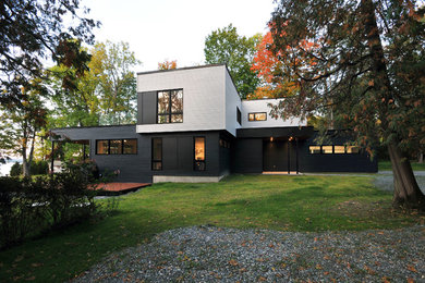 Inspiration for a contemporary home design remodel in Montreal