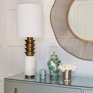 Foto på en mellanstor eklektisk foajé, med vita väggar, ljust trägolv, en dubbeldörr, en svart dörr och brunt golv