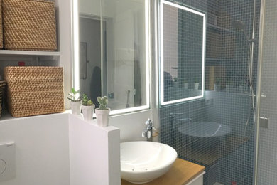 Aménagement d'une salle de bain principale contemporaine de taille moyenne avec un placard sans porte, des portes de placard blanches, une douche d'angle, WC suspendus, un carrelage vert, des carreaux de céramique, un mur blanc, un sol en carrelage de céramique, une vasque, un plan de toilette en bois, un sol beige et un plan de toilette beige.