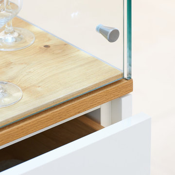 Raumteiler mit Glasvitrinen.
