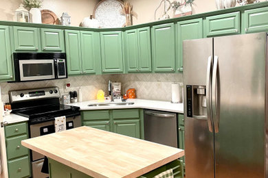 Kitchen - country kitchen idea in Little Rock