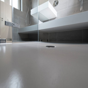 Duschplateau: Bette, bodenbündig, Sitzbank+Ablage: Corian. Duschtüre:Spiegel