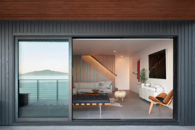 Example of a mid-century modern living room design in San Francisco