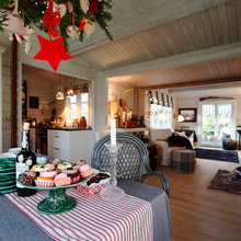 Nostalgisk jul i sommerhuset – med naturpynt og juletræ i loftet