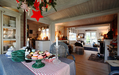 Nostalgisk jul i sommerhuset – med naturpynt og juletræ i loftet