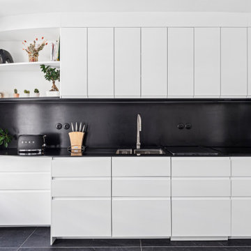 Cuisine minimaliste avec rangements intégrés – Paris 20