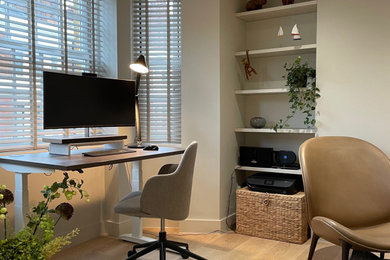 Diseño de despacho contemporáneo pequeño sin chimenea con paredes grises, suelo de madera en tonos medios y papel pintado