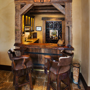 オースティンの地中海スタイルのおしゃれな着席型バー (木材カウンター、茶色い床) の写真