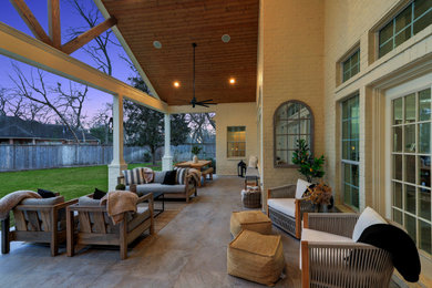 This is an example of a contemporary porch design in Houston.
