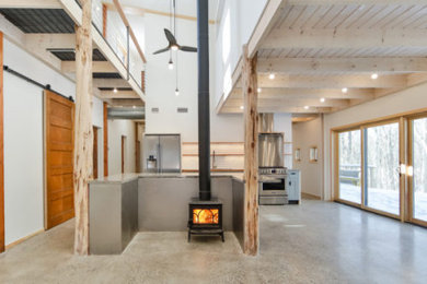 Diseño de sala de estar abierta contemporánea grande con paredes blancas, suelo de cemento y suelo gris