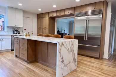 Kitchen - modern kitchen idea in New York