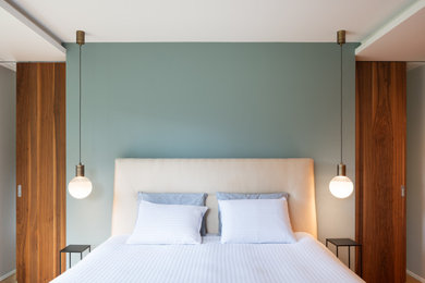 Mittelgroßes Modernes Hauptschlafzimmer mit blauer Wandfarbe und gebeiztem Holzboden in Sonstige