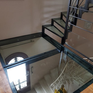 Création d'un accès à des combles aménagées par des escaliers en métal et verre