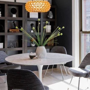 На фото: гостиная-столовая среднего размера в стиле модернизм с черными стенами, светлым паркетным полом и коричневым полом без камина с