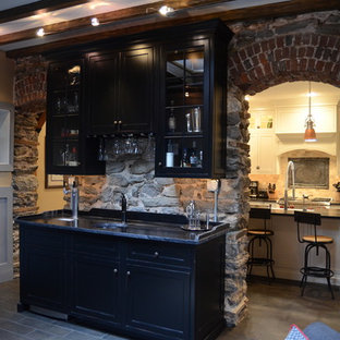フィラデルフィアの大きいトランジショナルスタイルのおしゃれなウェットバー (アンダーカウンターシンク、シェーカースタイル扉のキャビネット、黒いキャビネット、大理石カウンター、スレートの床、石タイルのキッチンパネル、茶色い床) の写真