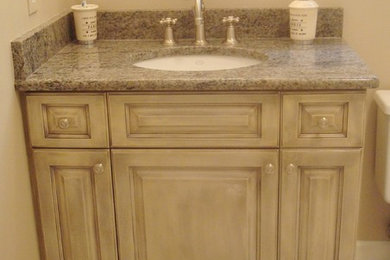 Example of a classic bathroom design in Raleigh