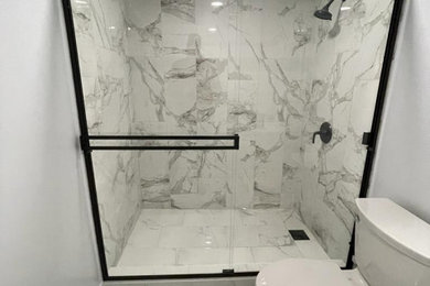 Imagen de cuarto de baño único contemporáneo pequeño con armarios tipo vitrina, suelo de baldosas de porcelana, encimera de granito y ducha con puerta corredera